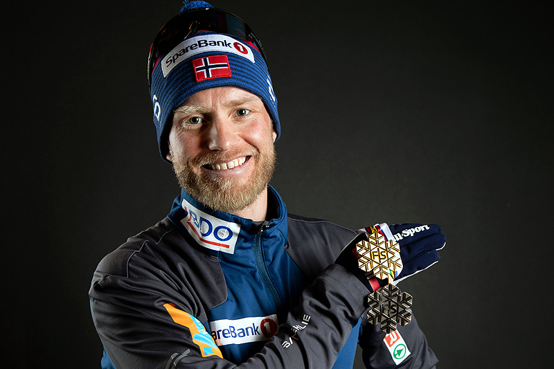 Martin Johnsrud Sundby med to av medaljene fra VM i Seefeld 2019. Foto: GEPA-pictures/WSC Seefeld 2019. Martin Johnsrud Sundby med to av medaljene fra VM i Seefeld 2019. Foto: GEPA-pictures/WSC Seefeld 2019.