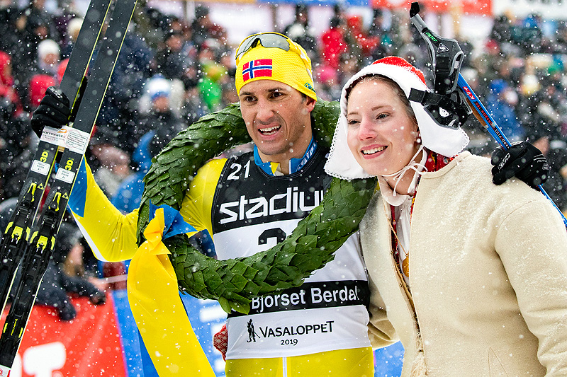 Tore Bjørseth Berdal jubler sammen med kranskullan for seieren i Vasaloppet 2019. Foto: Manzoni/NordicFocus. Tore Bjørseth Berdal jubler sammen med kranskullan for seieren i Vasaloppet 2019. Foto: Manzoni/NordicFocus.