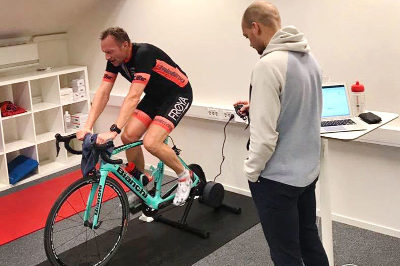 Frode Jermstad tester en av rytterne i Trønderekspressen på prestasjonssenteret ved Lerkendal Stadion og Blanktjern Coaching. Foto: Blanktjern Coaching. Frode Jermstad tester en av rytterne i Trønderekspressen på prestasjonssenteret ved Lerkendal Stadion og Blanktjern Coaching. Foto: Blanktjern Coaching.