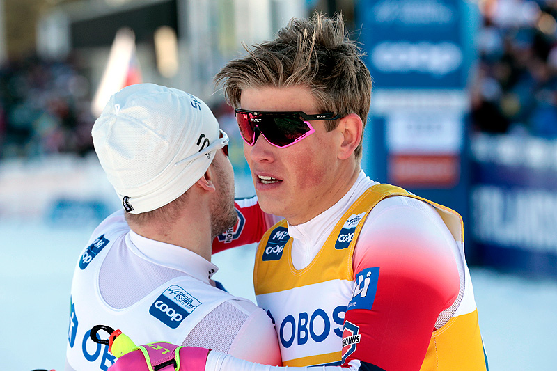 Johannes Høsflot Klæbo gratuleres av Sindre Bjørnestad Skar (3.-plass) etter sin sprintseier under verdenscupen i Falun 2019. Foto: Modica/NordicFocus. Johannes Høsflot Klæbo gratuleres av Sindre Bjørnestad Skar (3.-plass) etter sin sprintseier under verdenscupen i Falun 2019. Foto: Modica/NordicFocus.