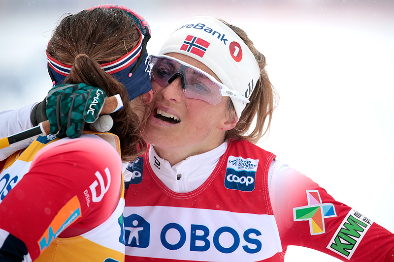 Therese Johaug gratuleres av Ingvild Flugstad Østberg (4.-plass) etter seieren på 10 km fri under verdenscupen i Falun 2019. Foto: Modica/NordicFocus. Therese Johaug gratuleres av Ingvild Flugstad Østberg (4.-plass) etter seieren på 10 km fri under verdenscupen i Falun 2019. Foto: Modica/NordicFocus.