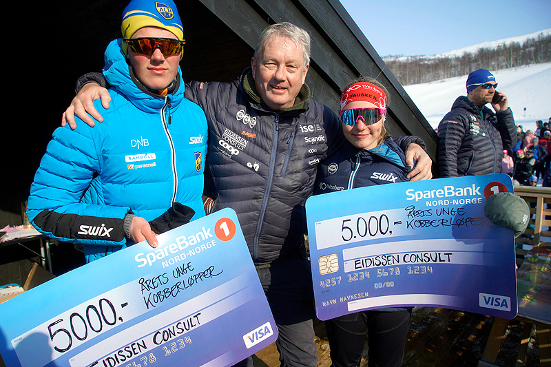 Årets unge kobberløpere, Brage Bjørnstad og Marie Risvoll Amundsen, får tildelt sjekker fra Benn Eidissen og hans Eidissen Consult. Foto: Svein Spjelkavik. Årets unge kobberløpere, Brage Bjørnstad og Marie Risvoll Amundsen, får tildelt sjekker fra Benn Eidissen og hans Eidissen Consult. Foto: Svein Spjelkavik.