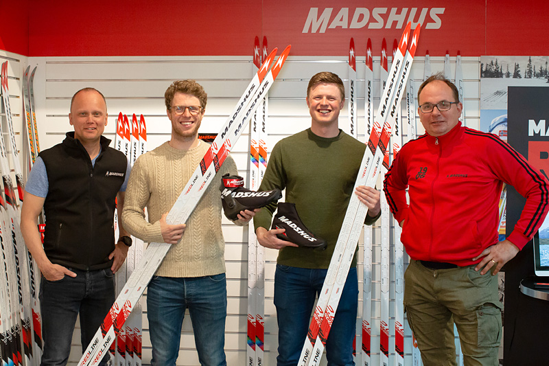 Fra venstre: Nils Hult, CEO på Madshus, Petter og Mårten Soleng Skinstad og Per Wiik, global marketing director hos Madshus. Foto: Madshus/Stafano Zatta. Fra venstre: Nils Hult, CEO på Madshus, Petter og Mårten Soleng Skinstad og Per Wiik, global marketing director hos Madshus. Foto: Madshus/Stafano Zatta.