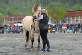 Eier Nina Bekkevold omfavner Toregardens Caiser når det blir klart at hingsten har fått 1. premie og har blitt stilt som I i kvalitet.