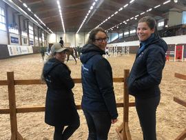 Stine Ekra, Hanne Dahl Lien og Thea Meltzer på Strömsholm under årets internasjonale studentkonkurranse.