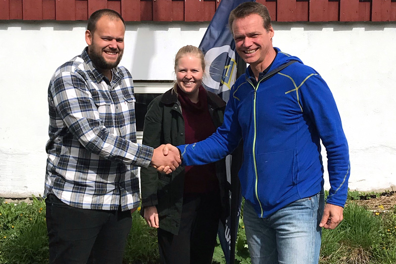 Jostein Stabell (t.v.) er ansatt som ny juniortrener i Fossums langrennsgruppe. Her sammen med hovedtrener i Fossum Langrenn, Silje Dahl Benum og Sportslig Leder i Fossum Langrenn og Skikyting, Odd Magne Ruud. Foto: Stig Halvor Langmoen. Jostein Stabell (t.v.) er ansatt som ny juniortrener i Fossums langrennsgruppe. Her sammen med hovedtrener i Fossum Langrenn, Silje Dahl Benum og Sportslig Leder i Fossum Langrenn og Skikyting, Odd Magne Ruud. Foto: Stig Halvor Langmoen.