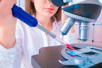 bs-Scientist-microscope-276812824-360