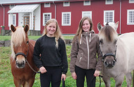 Marthe Justad og Oda Skjølås Berge sammen med nordlandshest/lyngshesten Værby Stjerna og fjordhesten Lunner Idar.