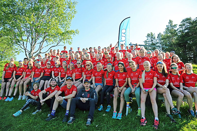 Deltakere og deler av trenerteamet fra sommerskiskolen på Dalseter 2019. Foto: Eiluro Sommerskiskole. Deltakere og deler av trenerteamet fra sommerskiskolen på Dalseter 2019. Foto: Eiluro Sommerskiskole.