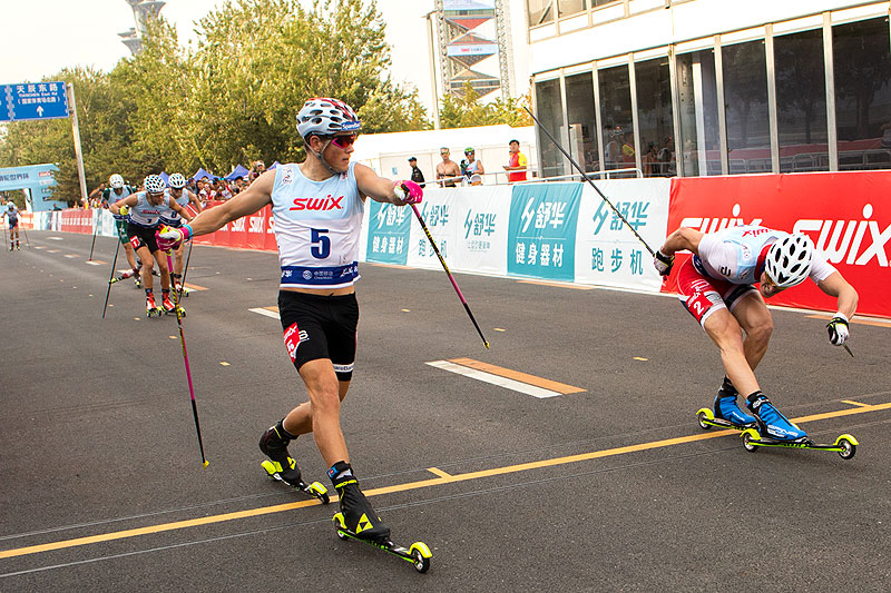 Johannes Høsflot Klæbo slår Ragnar Bragvin Andresen i spurten og sikrer seier på skøytesprint under verdenscupen i Beijing 2019. Foto: Ole Magnus Kinapel. Johannes Høsflot Klæbo slår Ragnar Bragvin Andresen i spurten og sikrer seier på skøytesprint under verdenscupen i Beijing 2019. Foto: Ole Magnus Kinapel.