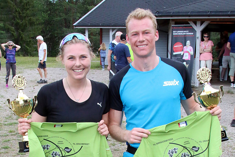 Vinnerne i Risberget Rundt 2019, Lene Ådlandsvik og Torstein Vestli, med seierspokalene. Ådlandsvik vant løpet for tredje gang. Hun vant også i 2013 og i fjor. Foto: Trond Nordbak Øsmundset. Vinnerne i Risberget Rundt 2019, Lene Ådlandsvik og Torstein Vestli, med seierspokalene. Ådlandsvik vant løpet for tredje gang. Hun vant også i 2013 og i fjor. Foto: Trond Nordbak Øsmundset.