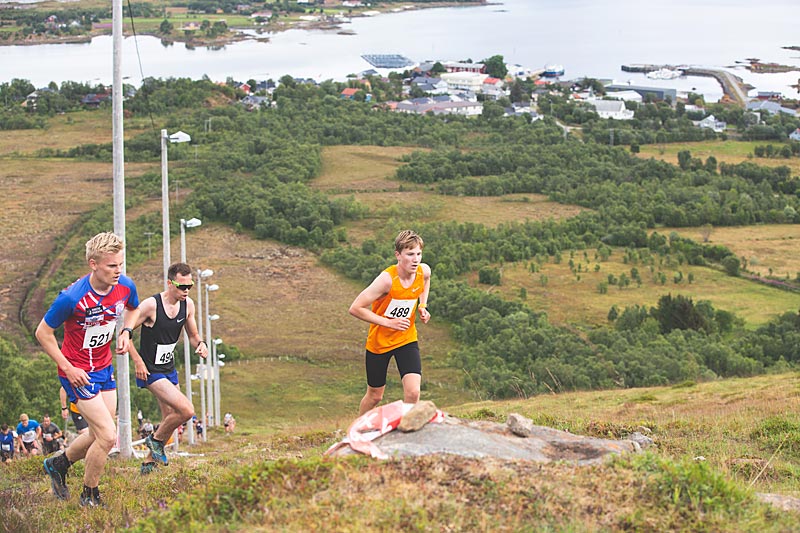 Fra venstre: Audun Erikstad, August Nordeng og Johan Nordeng er ferdig med den første kneika opp Nonskollen og leder årets løp, men fortsatt gjenstår fem hundre høydemeter. Foto: Tor-Martin Karlsen. Fra venstre: Audun Erikstad, August Nordeng og Johan Nordeng er ferdig med den første kneika opp Nonskollen og leder årets løp, men fortsatt gjenstår fem hundre høydemeter. Foto: Tor-Martin Karlsen.
