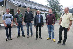 Olav med byggefolk