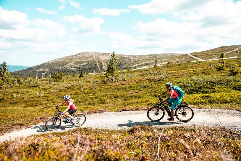 Trysil er inne i sitt femte år med utvikling av tilrettelagte sykkelstier, og har hatt en vekst i antall kommersielle gjestedøgn for sommeren på 43 prosent siden 2013. Foto: Andreas Fausko / Trysil. Trysil er inne i sitt femte år med utvikling av tilrettelagte sykkelstier, og har hatt en vekst i antall kommersielle gjestedøgn for sommeren på 43 prosent siden 2013. Foto: Andreas Fausko / Trysil.
