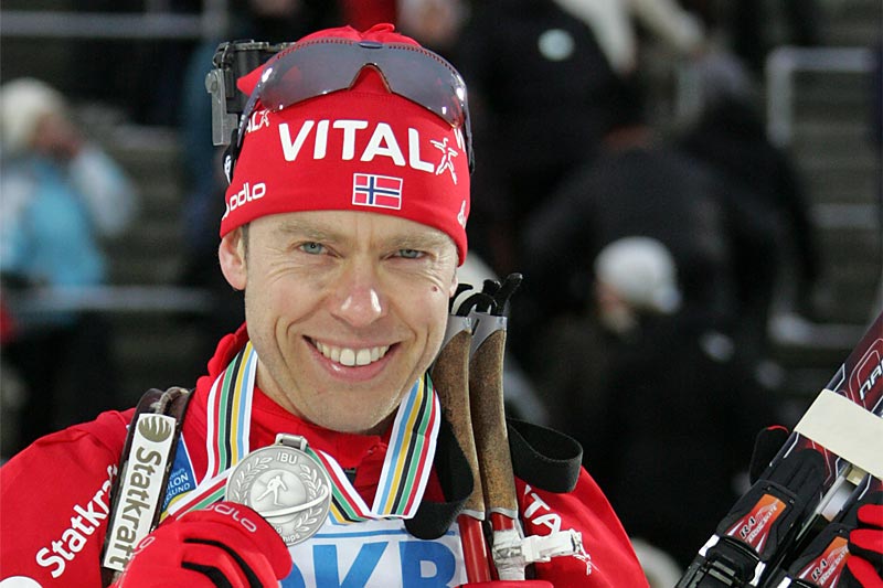 Halvard Hanevold med en av sine mange internasjonale medaljer. Her fra VM i Østersund i 2008. Foto: Hemmersbach/NordicFocus. Halvard Hanevold med en av sine mange internasjonale medaljer. Her fra VM i Østersund i 2008. Foto: Hemmersbach/NordicFocus.