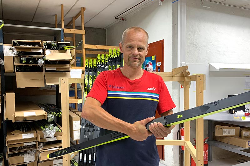 Aslak Berglund fra Milslukern Sport på skiplukking hos Finor som er Fischer-representanten her i Norge. Foto: Milslukern Sport. Aslak Berglund fra Milslukern Sport på skiplukking hos Finor som er Fischer-representanten her i Norge. Foto: Milslukern Sport.