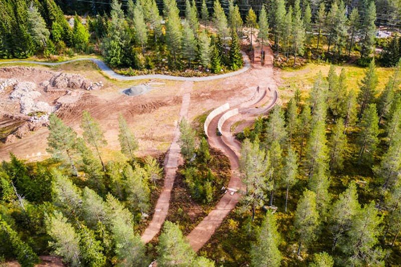 GT Bike Park utvides med en parallellslalåmløype hvor to syklister kan kjøre parallelt ned en løype med noen spektakulære elementer. Foto: Andreas Fausko / Trysil. GT Bike Park utvides med en parallellslalåmløype hvor to syklister kan kjøre parallelt ned en løype med noen spektakulære elementer. Foto: Andreas Fausko / Trysil.