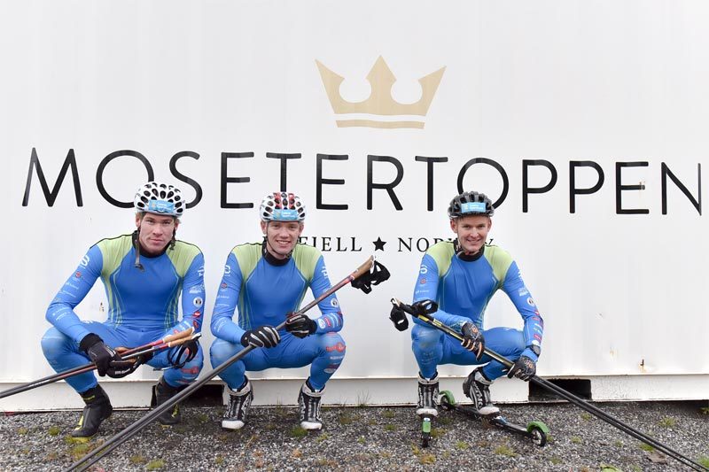 Tre solide kort fra Gjøvik og Toten Langrenn (GTL) på deres samling ved Hafjell og Mosetertoppen høsten 2019. Fra venstre Torjus Slettvold Asak, Fredrik Fuglerud Flugstad og Marius Viken Vesterås. Foto: John Kvale. Tre solide kort fra Gjøvik og Toten Langrenn (GTL) på deres samling ved Hafjell og Mosetertoppen høsten 2019. Fra venstre Torjus Slettvold Asak, Fredrik Fuglerud Flugstad og Marius Viken Vesterås. Foto: John Kvale.