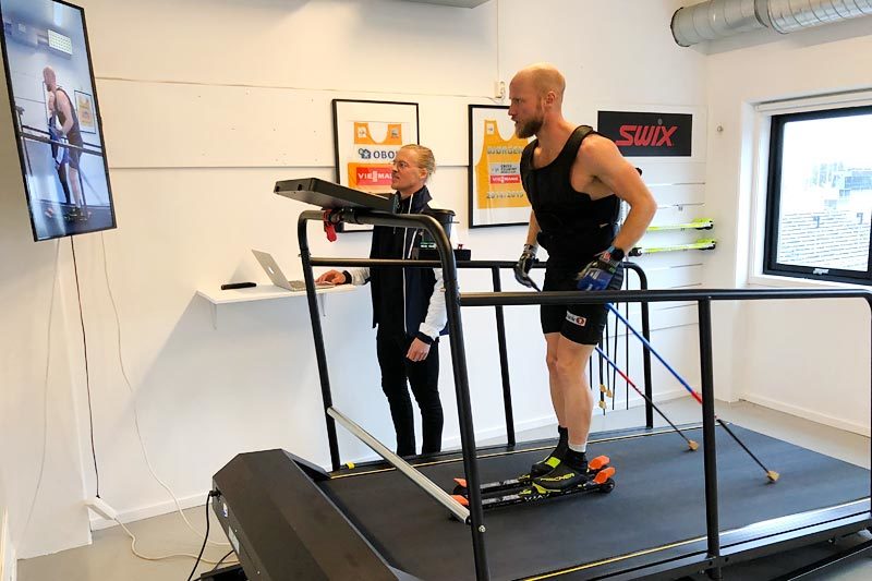 Martin Johnsrud Sundby gjennomfører stakeintervall på mølla hos Holmenkollen Treningslab, mens Sondre Sundby bidrar med sine allsidige kvalifikasjoner innen trening og teknikk. Foto: Holmenkollen Treningslab. Martin Johnsrud Sundby gjennomfører stakeintervall på mølla hos Holmenkollen Treningslab, mens Sondre Sundby bidrar med sine allsidige kvalifikasjoner innen trening og teknikk. Foto: Holmenkollen Treningslab.