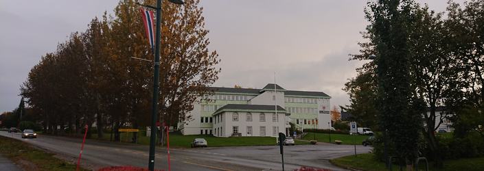 Administrasjonsbygget i høst