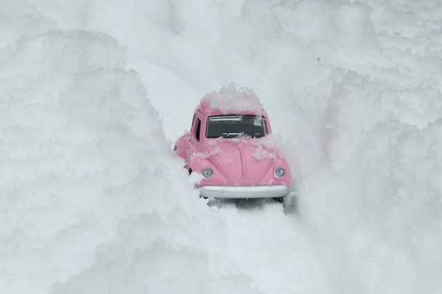 Rosa bil i snø
