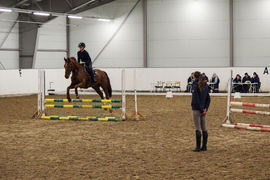 En eksamen denne uka har vært praktisk instruksjonseksamen i sprang. Hver student på tilleggsutdanningen har forberedt og tilpasset undervisning til en utvalgt ekvipasje. Her ser vi Justine Calise (22 år) fra Frankrike underviser vår ridelærer 2-student Une Stustad Misund.