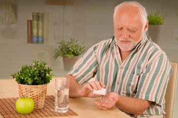 bs-Elderly-man-pill--14590277-360