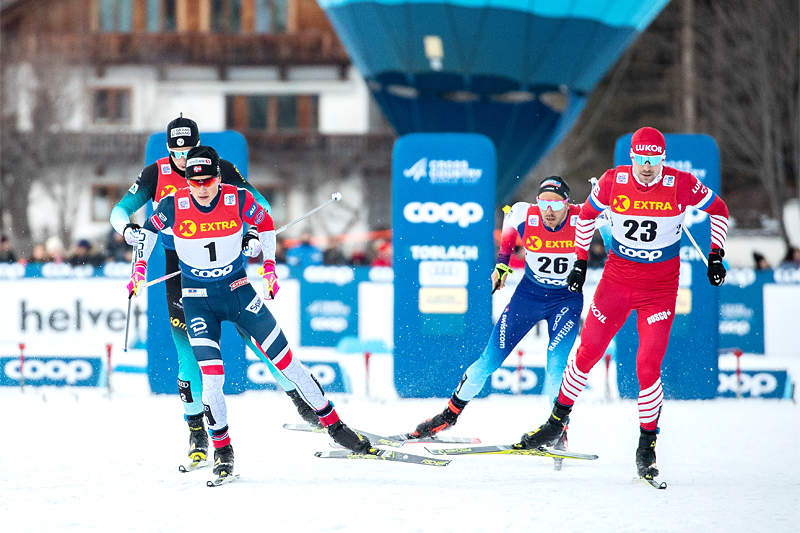 Startfelt i Tour de Ski i Toblach viser toppløpere med både ski og sko fra Fischer. Foto: Modica/NordicFocus. Startfelt i Tour de Ski i Toblach viser toppløpere med både ski og sko fra Fischer. Foto: Modica/NordicFocus.