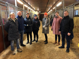 Representanter fra Finland, Sverige og Norge på omvisning på Norsk Hestesenter.