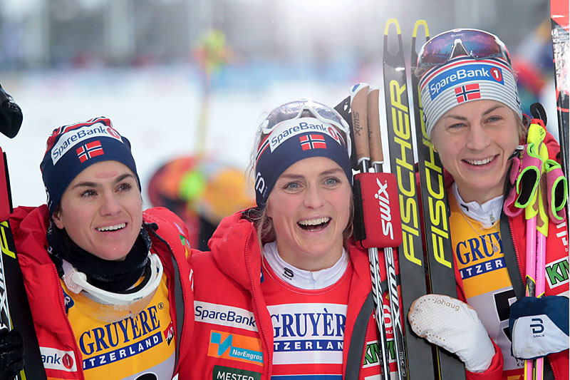 Seierspallen totalt i verdenscupens minitour i Ruka 2019, Heidi Weng (2. plass), Therese Johaug (1) og Astrid Uhrenholdt Jacobsen (3). Foto: NordicFocus. Seierspallen totalt i verdenscupens minitour i Ruka 2019, Heidi Weng (2. plass), Therese Johaug (1) og Astrid Uhrenholdt Jacobsen (3). Foto: NordicFocus.