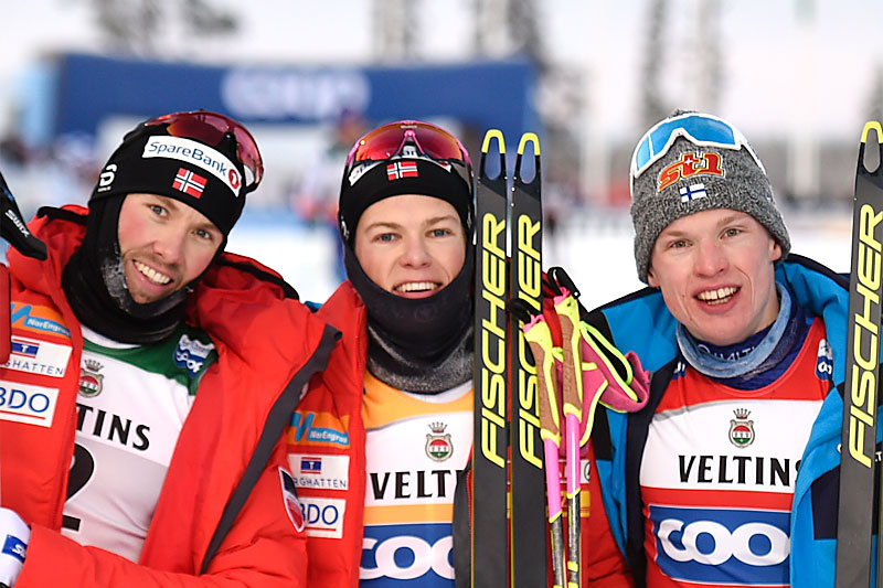 Seierspallen totalt i verdenscupens minitour i Ruka 2019, Emil Iversen (2. plass), Johannes Høsflot Klæbo (1) og Iivo Niskanen (3). Foto: NordicFocus. Seierspallen totalt i verdenscupens minitour i Ruka 2019, Emil Iversen (2. plass), Johannes Høsflot Klæbo (1) og Iivo Niskanen (3). Foto: NordicFocus.