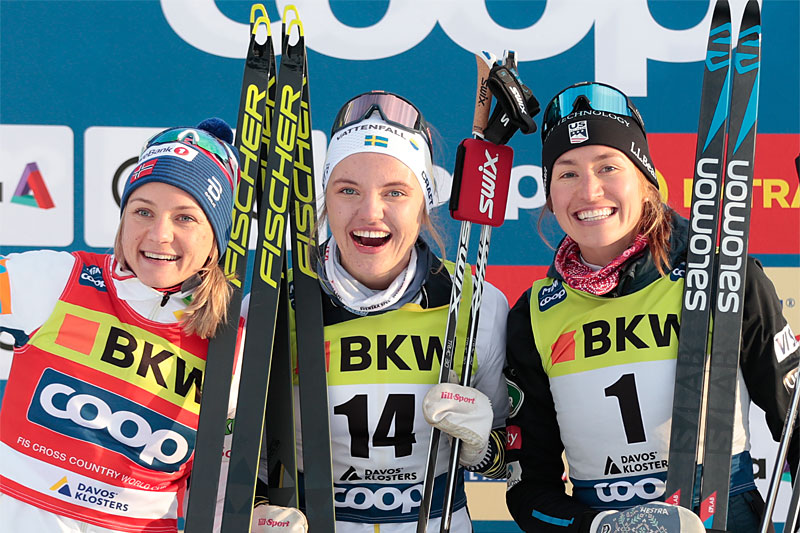 Damepallen på sprinten under verdenscupen i Davos 2019. FV: Maiken Caspersen Falla (2. plass), Linn Svahn (1) og Sophie Caldwell (3). Foto: NordicFocus. Damepallen på sprinten under verdenscupen i Davos 2019. FV: Maiken Caspersen Falla (2. plass), Linn Svahn (1) og Sophie Caldwell (3). Foto: NordicFocus.