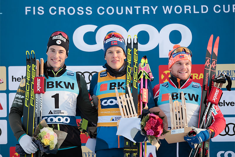 Herrepallen på sprinten under verdenscupen i Davos 2019. FV: Lucas Chanavat (2. plass), Håvard Solås Taugbøl (1) og Håvard Solås Taugbøl (3). Foto: NordicFocus. Herrepallen på sprinten under verdenscupen i Davos 2019. FV: Lucas Chanavat (2. plass), Håvard Solås Taugbøl (1) og Håvard Solås Taugbøl (3). Foto: NordicFocus.