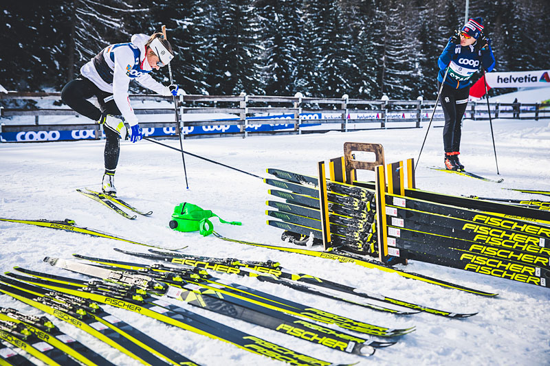 Maiken Caspersen Falla med smøre- og racingservice under Tour de Ski og verdenscupen i langrenn. Foto: Modica/NordicFocus. Maiken Caspersen Falla med smøre- og racingservice under Tour de Ski og verdenscupen i langrenn. Foto: Modica/NordicFocus.