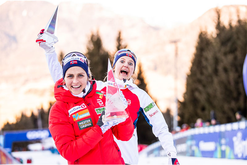 Therese Johaug med krystallen som viser at hun vant Tour de Ski 2019-2020. Bak er Tourens 3. plass gjennom fjorårsvinner Ingvild Flugstad Østberg. Foto: Modica/NordicFocus. Therese Johaug med krystallen som viser at hun vant Tour de Ski 2019-2020. Bak er Tourens 3. plass gjennom fjorårsvinner Ingvild Flugstad Østberg. Foto: Modica/NordicFocus.
