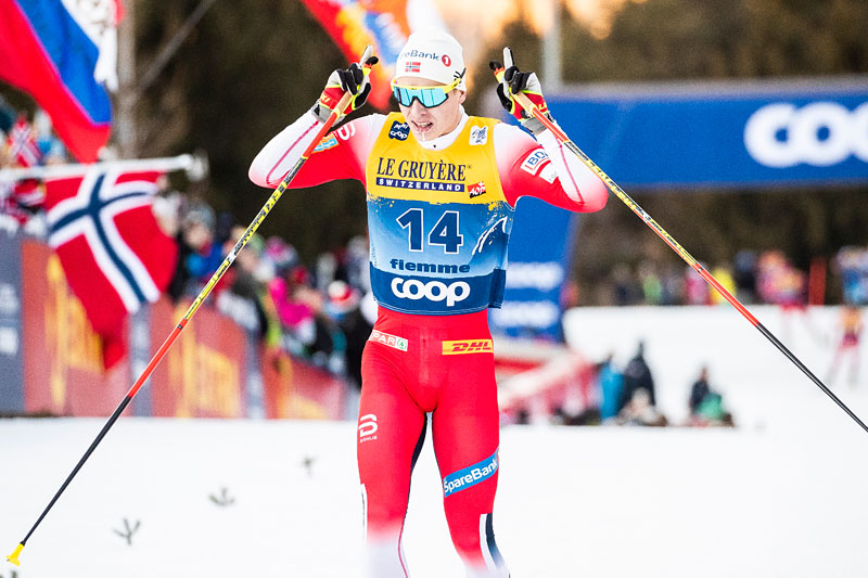Simen Hegstad Krüger går i mål som vinner av finaleetappen opp Monsterbakken under Tour de Ski 2019-2020. Foto: Modica/NordicFocus. Simen Hegstad Krüger går i mål som vinner av finaleetappen opp Monsterbakken under Tour de Ski 2019-2020. Foto: Modica/NordicFocus.