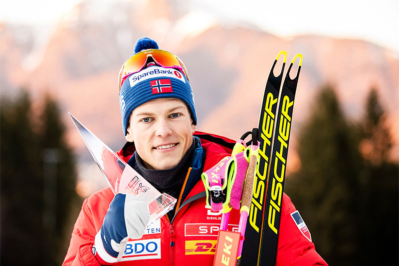 Johannes Høsflot Klæbo med premien etter 3. plassen i Tour de Ski 2019-2020. Foto: Modica/NordicFocus. Johannes Høsflot Klæbo med premien etter 3. plassen i Tour de Ski 2019-2020. Foto: Modica/NordicFocus.