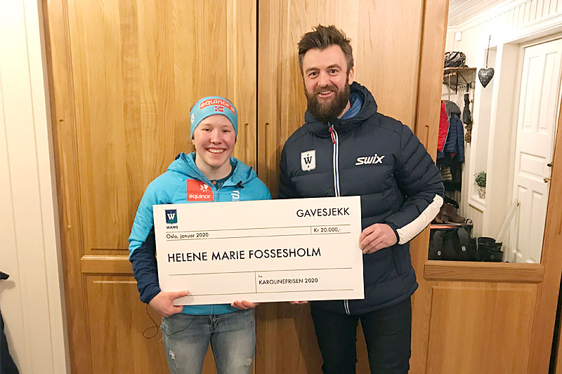 Kristian Gilbert, toppidrettssjef ved WANG Toppidrett Oslo, gir her Karolineprisen til Helene Marie Fossesholm. Foto: WANG Toppidrett Oslo. Kristian Gilbert, toppidrettssjef ved WANG Toppidrett Oslo, gir her Karolineprisen til Helene Marie Fossesholm. Foto: WANG Toppidrett Oslo.