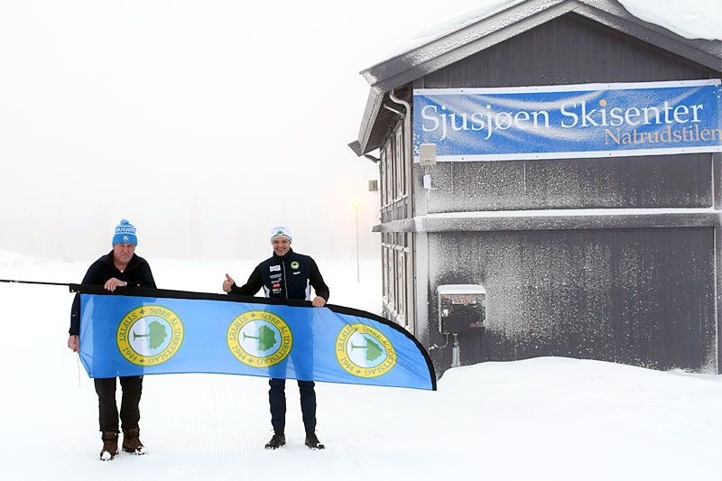 Sjusjøen Skimarathon med noen av ildsjelene bak arrangementet, Johannes Haukåssveen og Geir Evensen, på plass ved Sjusjøen Skisenter og Natrudstilen hvor det er start og mål for rennet. Arrangørfoto. Sjusjøen Skimarathon med noen av ildsjelene bak arrangementet, Johannes Haukåssveen og Geir Evensen, på plass ved Sjusjøen Skisenter og Natrudstilen hvor det er start og mål for rennet. Arrangørfoto.