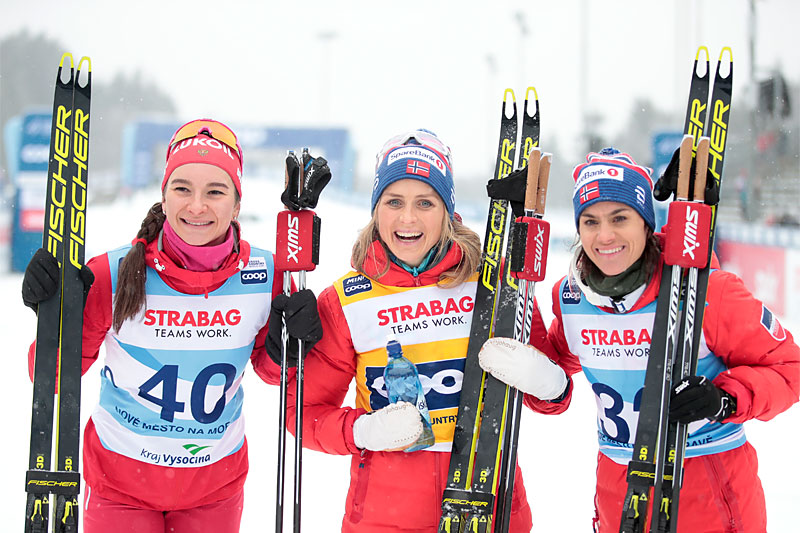 Damenes seierspall på 10 fri under verdenscupen i Nove Mesto 2020. FV: Natalia Nepryaeva (2. plass), Therese Johaug (1) og Heidi Weng (3). Foto: Modica/NordicFocus. Damenes seierspall på 10 fri under verdenscupen i Nove Mesto 2020. FV: Natalia Nepryaeva (2. plass), Therese Johaug (1) og Heidi Weng (3). Foto: Modica/NordicFocus.