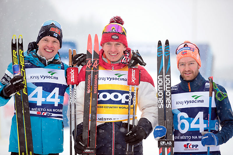 Herrenes seierspall på 15 fri under verdenscupen i Nove Mesto 2020. FV: Iivo Niskanen (2. plass), Alexander Bolshunov (1) og Sjur Røthe (3). Foto: Modica/NordicFocus. Herrenes seierspall på 15 fri under verdenscupen i Nove Mesto 2020. FV: Iivo Niskanen (2. plass), Alexander Bolshunov (1) og Sjur Røthe (3). Foto: Modica/NordicFocus.
