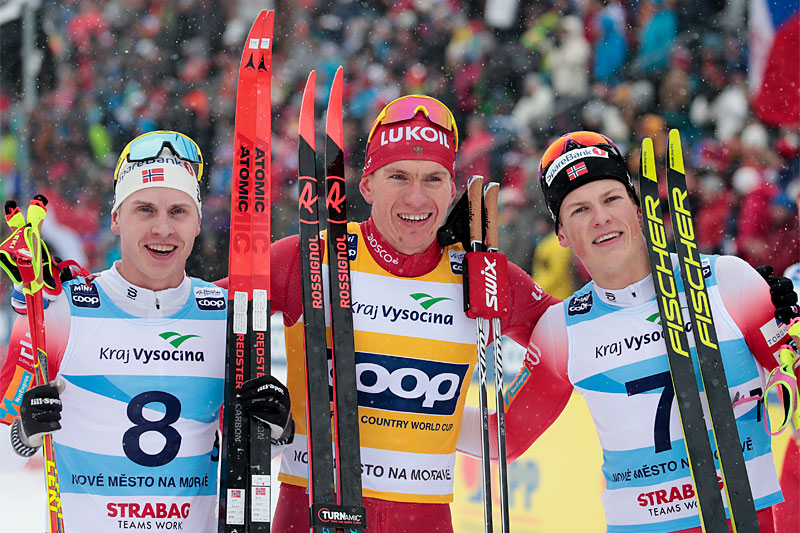 Herrenes seierspall på 15 km klassisk under verdenscupen i Nove Mesto 2020. FV: Johannes Høsflot Klæbo (2. plass), Alexander Bolshunov (1) og Simen Hegstad Krüger (3). Foto: Modica/NordicFocus. Herrenes seierspall på 15 km klassisk under verdenscupen i Nove Mesto 2020. FV: Johannes Høsflot Klæbo (2. plass), Alexander Bolshunov (1) og Simen Hegstad Krüger (3). Foto: Modica/NordicFocus.