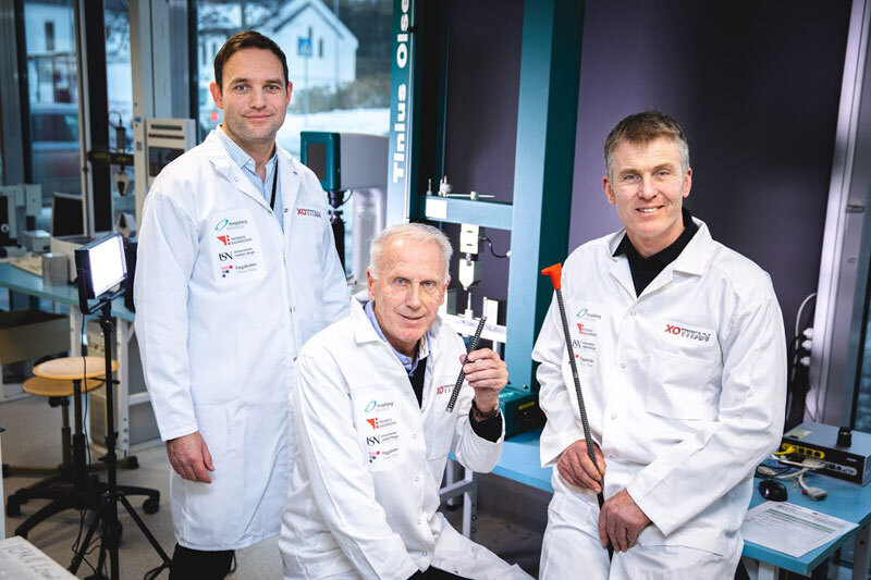 Skikongen Oddvar Brå har vært en tur innom på laboratoriet hvor utviklingsarbeidet med XOTITAN har pågått ved Tinius Olsens fagmiljø. Her er Brå flankert av Kåre Særen og Roar Skalstad. Foto: Knut Erik Skistad. Skikongen Oddvar Brå har vært en tur innom på laboratoriet hvor utviklingsarbeidet med XOTITAN har pågått ved Tinius Olsens fagmiljø. Her er Brå flankert av Kåre Særen og Roar Skalstad. Foto: Knut Erik Skistad.