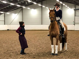 Maria Terese Engell underviser Astrid Dessingthon. Foto: Ann Kristin Hoff