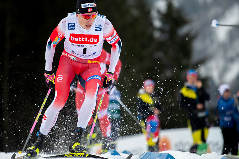 Johannes Høsflot Klæbo slår her tilbake med seier på verdenscupsprinten i Oberstdorf etter å ha brutt rennet dagen i forveien. Foto: Thibaut/NordicFocus. Johannes Høsflot Klæbo slår her tilbake med seier på verdenscupsprinten i Oberstdorf etter å ha brutt rennet dagen i forveien. Foto: Thibaut/NordicFocus.