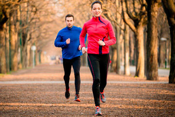 bs-Couple-jogging-71072767-360