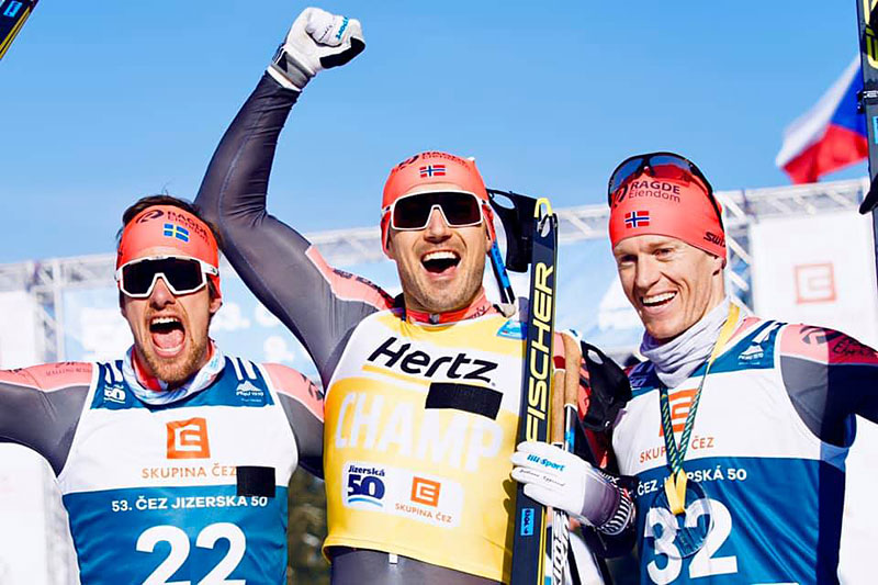 Herrenes seierspall i Visma Ski Classics-rennet Jizerska 2020. FV: Oskar Kardin (2. plass), Andreas Nygaard (1) og Petter Eliassen (3). Foto: Magnus Östh / Visma Ski Classics. Herrenes seierspall i Visma Ski Classics-rennet Jizerska 2020. FV: Oskar Kardin (2. plass), Andreas Nygaard (1) og Petter Eliassen (3). Foto: Magnus Östh / Visma Ski Classics.