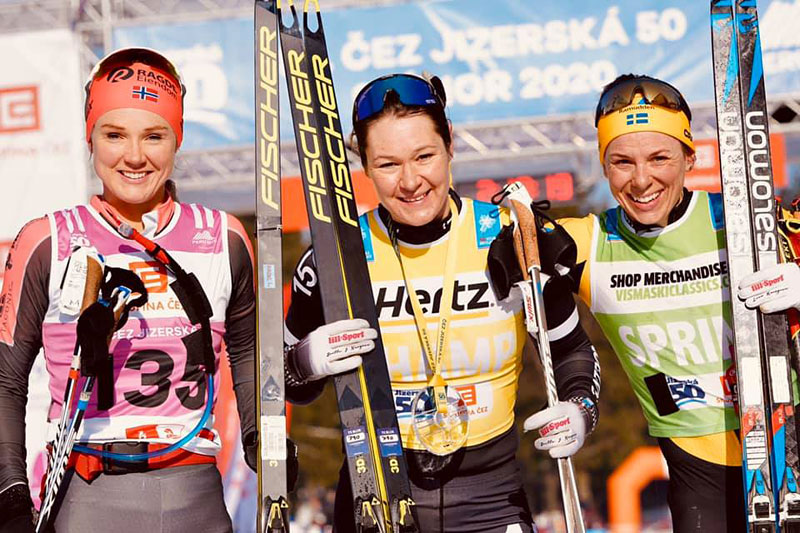 Damenes seierspall i Visma Ski Classics-rennet Jizerska. FV: Emilie Fleten (2. plass), Britta Johansson Norgren (1) og Lina Korsgren (3). Foto: Magnus Östh / Visma Ski Classics. Damenes seierspall i Visma Ski Classics-rennet Jizerska. FV: Emilie Fleten (2. plass), Britta Johansson Norgren (1) og Lina Korsgren (3). Foto: Magnus Östh / Visma Ski Classics.
