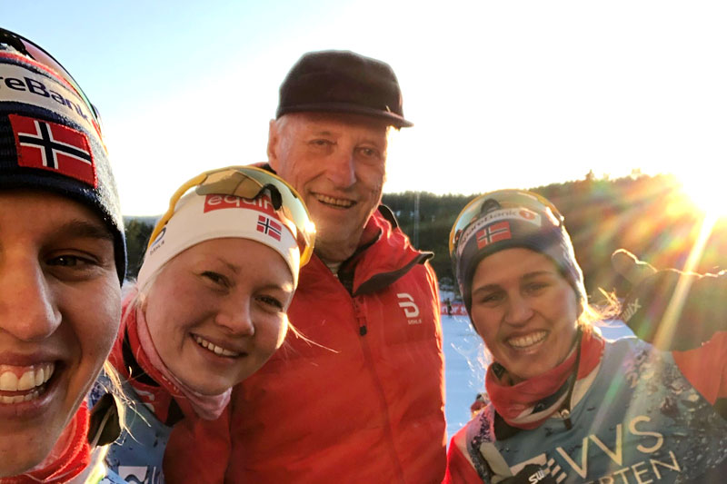Kong Harald flankert av Amalie Håkonsen Ous, Lotta Udnes Weng og Tiril Udnes Weng etter at de hadde gått inn til NM-gull i stafett 2020 på Konnerud. Foto: Thibaut/NordicFocus.Foto: Lotta Udnes Weng. Kong Harald flankert av Amalie Håkonsen Ous, Lotta Udnes Weng og Tiril Udnes Weng etter at de hadde gått inn til NM-gull i stafett 2020 på Konnerud. Foto: Thibaut/NordicFocus.Foto: Lotta Udnes Weng.