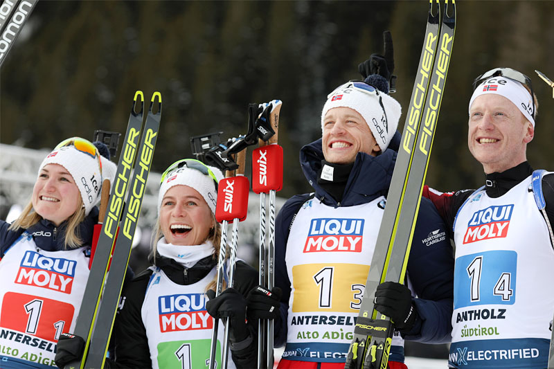 Norges gulljenter og -gutter etter miksstafetten under VM i Anterselva. Fra venstre i etapperekkefølge: Marte Olsbu Røiseland, Tiril Eckhoff, Tarjei Bø og Johannes Thingnes Bø. Foto: Manzoni/NordicFocus. Norges gulljenter og -gutter etter miksstafetten under VM i Anterselva. Fra venstre i etapperekkefølge: Marte Olsbu Røiseland, Tiril Eckhoff, Tarjei Bø og Johannes Thingnes Bø. Foto: Manzoni/NordicFocus.